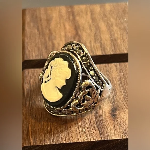 Elegant Silver and Black Cameo Ring - Picture 5 of 6